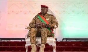 من المنفى إلى الأصفاد:  الطوغو تسلم رئيس بوركينا فاسو السابق إلى بلاده