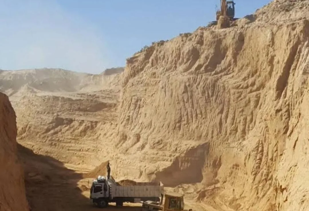 فضيحة مدوية بإقليم الناظور … رشاوي بالملايين لمسؤولين لسرقة الرمال على مشارف محمية طبيعية بأولاد داود الزخانيين