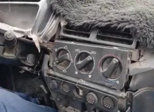 الناظور :    فيديو مقزز … سيارات الأجرة بالمدينة تتحول إلى مزابل متنقلة