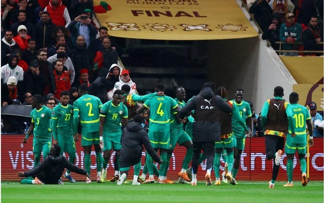 صمت ثقيل من “الفيفا والكاف” بعد التتويج بأسلوب الخبث على حساب المغرب … هل تُحاك العقوبة في الكواليس ضد السنغال ؟