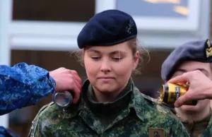 هولندا :    ولية العهد الأميرة أماليا تتخرج كجندية وسكب البيرة عليها