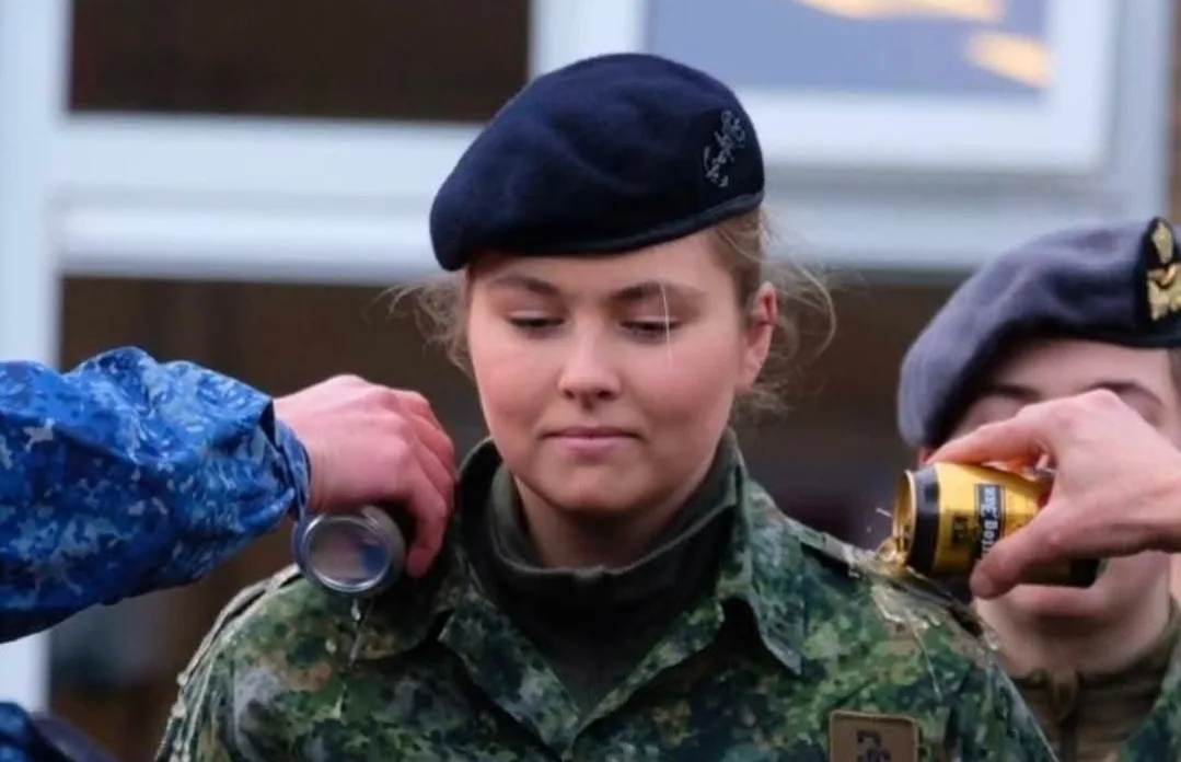 هولندا :    ولية العهد الأميرة أماليا تتخرج كجندية وسكب البيرة عليها