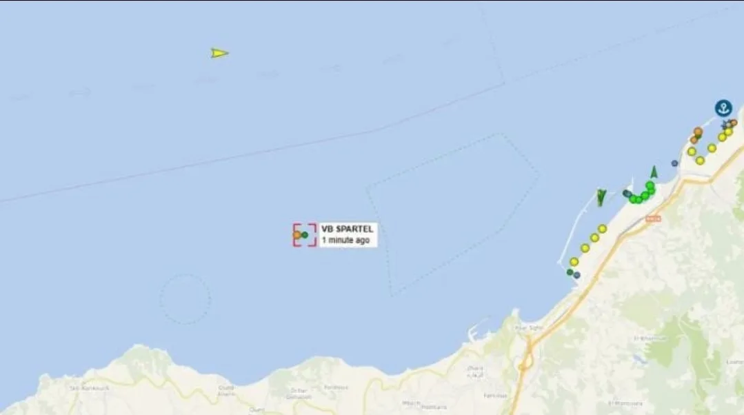 طنجة :    زورق مغربي يبدأ عملية إنقاذ ناقلة نفط روسية “شبح” قرب الساحل المغربي