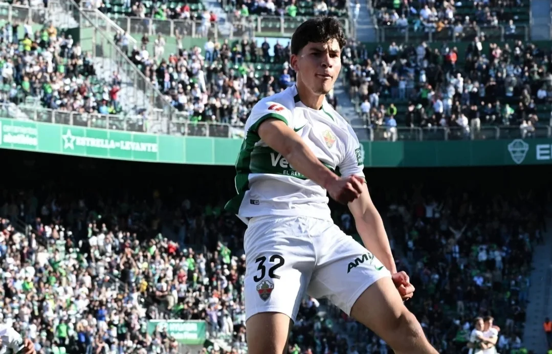 الدولي المغربي ابن مليلية آدم بوعيار يتألّق بقميص إلتشي ويخطف الأضواء بمقصّية مذهلة