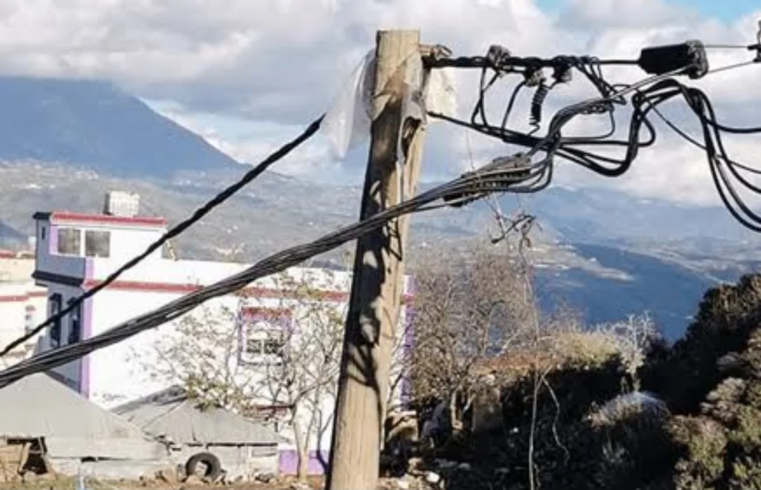 الحسيمة :      أسلاك كهربائية مكشوفة تهدد سلامة المواطنين وسط تساؤلات حول غياب تدخل والشركة الجهوية