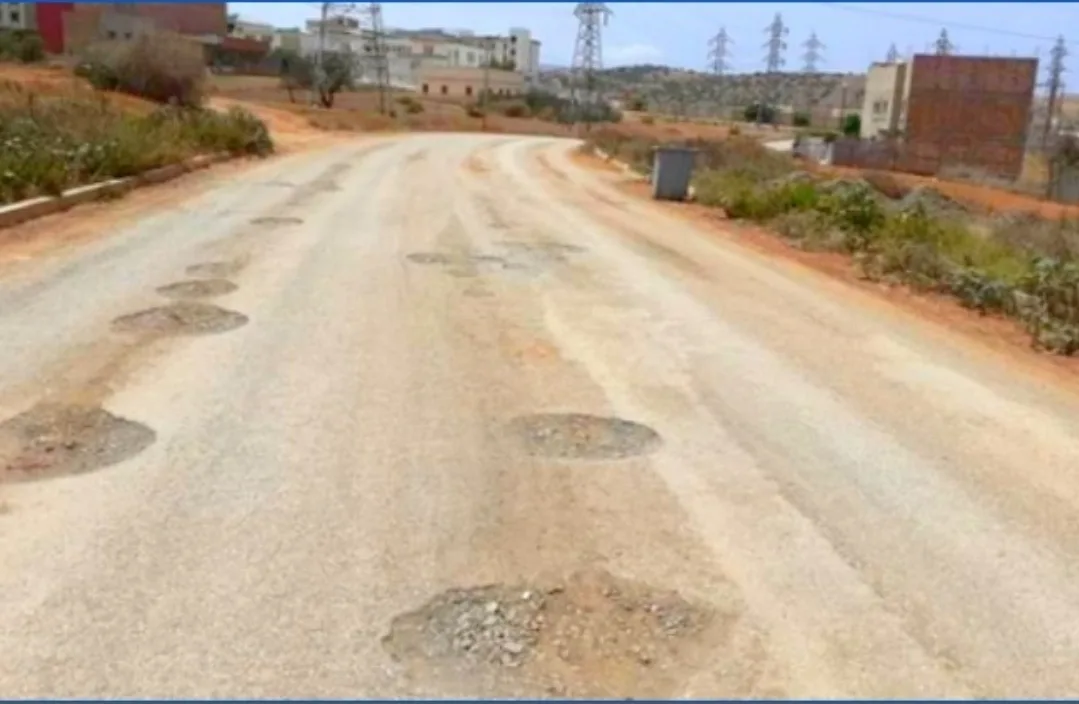 إمزورن تغرق في الحفر … بنية تحتية متدهورة تُفاقم معاناة الساكنة