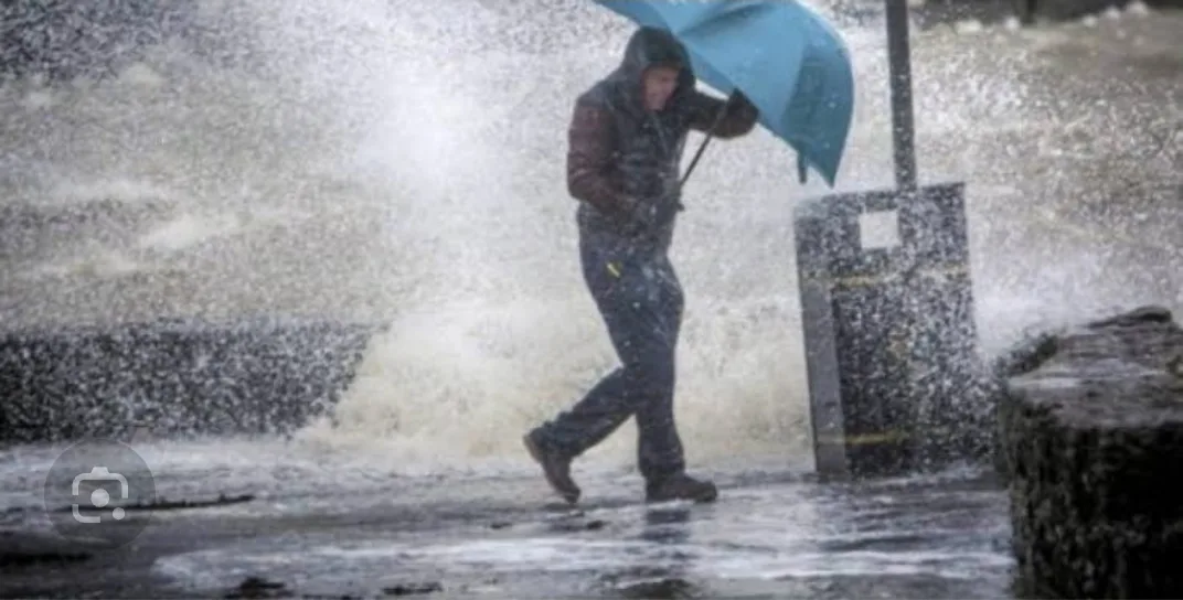 نشرة إنذارية :    أمطار قوية جدا في حدود 80 ملم بالشمال ورياح أقوى تتجاوز 80 كيلومتر في الشرق