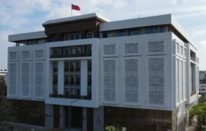 وجدة :     من همس المقاهي إلى محاضر رسمية تضع موثقة ومقاولَين في قلب العاصفة ولجنة تفتيش مركزية تحل بالمدينة