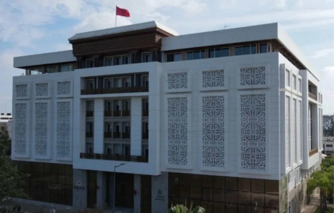 وجدة :     من همس المقاهي إلى محاضر رسمية تضع موثقة ومقاولَين في قلب العاصفة ولجنة تفتيش مركزية تحل بالمدينة