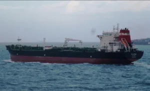 الناظور … ناقلة نفط روسية تعبر المياه قبالة سواحل الإقليم … وبارجة إسبانية ترافقها إلى ميناء طنجة بدل حجزها