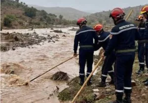 تازة :     السيول تخطف فلاحًا بوادي الأربعاء ضواحي تازة وتُدخل دوارًا بأكمله في الحداد
