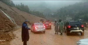 الحسيمة :    السلطات المحلية بكتامة تبذل جهوداً جبارة لفك العزلة عن دواوير محاصرة بصخور وانهيارات أرضية