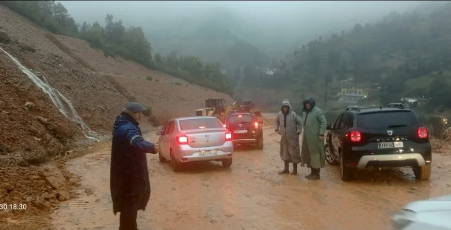 الحسيمة :    السلطات المحلية بكتامة تبذل جهوداً جبارة لفك العزلة عن دواوير محاصرة بصخور وانهيارات أرضية