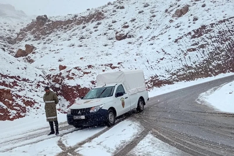 ثلوج كثيفة تشلّ حركة السير في تنغير والسلطات في حالة استنفار قصوى