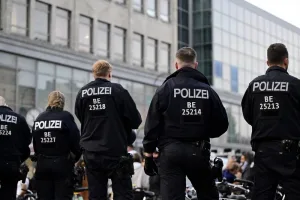 إصابة أكثر من 50 شخصاً في اشتباكات عنيفة بين الشرطة ومشجعي هيرتا برلين وشالكه