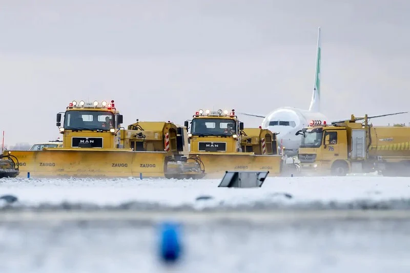 عاصفة ثلجية تشل مطار أمستردام وتؤدي إلى إلغاء أكثر من 700 رحلة جوية