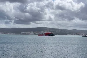 منخفض جوي يشلّ الملاحة بين إسبانيا وطنجة ويعطل حركة الشحن