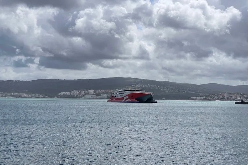 منخفض جوي يشلّ الملاحة بين إسبانيا وطنجة ويعطل حركة الشحن