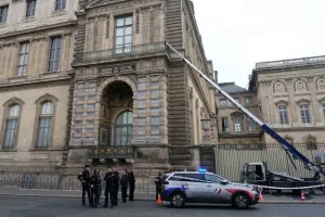 وسائل إعلام فرنسية تبث مشاهد لعملية سرقة “اللوفر”