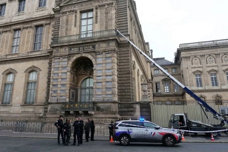 وسائل إعلام فرنسية تبث مشاهد لعملية سرقة “اللوفر”