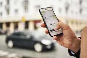 سائقو التطبيقات الذكية يتحركون نحو التقنين بطلبات ترخيص رسمية