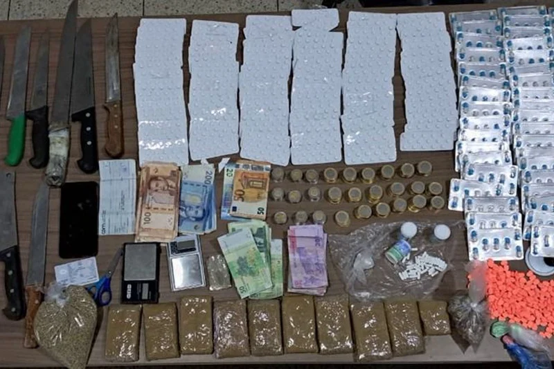 أمن وجدة يوقف مروّج مخدرات بحوزته أكثر من ألفي قرص مهلوس وكميات من الكوكايين والشيرا