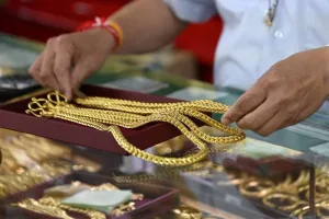 قفزة تاريخية للذهب تربك سوق الحلي بالمغرب وتعمّق أزمة الصياغ