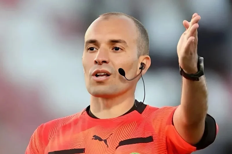 الحكم المغربي حمزة الفارق يشارك في إدارة قمة مالي وتونس بكأس إفريقيا 2025