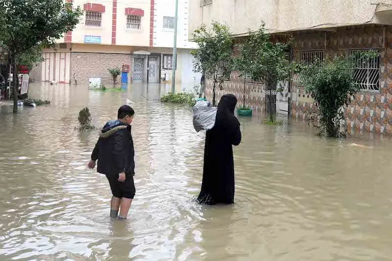 تعليق الدراسة بالقصر الكبير أسبوعاً كاملاً بسبب الفيضانات وتحويل التعليم إلى صيغة عن بُعد حفاظاً على سلامة التلاميذ