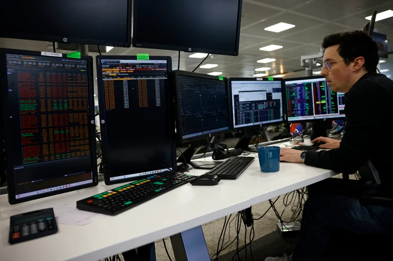 بورصة لندن تتجاوز حاجز 10 آلاف نقطة لأول مرة مدعومة بانتعاش أسعار المعادن