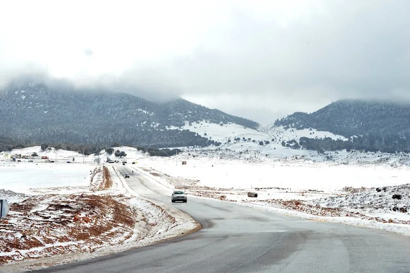 تساقطات ثلجية ومطرية مهمة بعدة مناطق بالمملكة خلال 24 ساعة