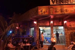 السنغال تواصل ملاحقة متورطين في الاعتداء على مقهى مغربي وعودة الطلبة إلى مقاعد الدراسة