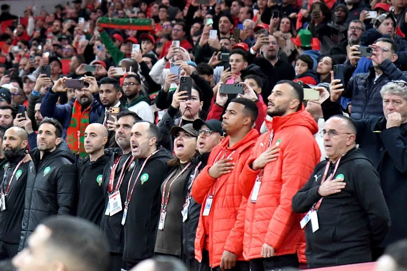 من المدرج إلى الشاشة: تحوّل الجمهور الكروي بين الحماس الجماعي وثقافة الاستهلاك الرقمي