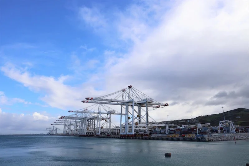 الاضطرابات الجوية تشل حركة الملاحة بين موانئ المغرب وإسبانيا وعلو الأمواج يتجاوز 6 أمتار