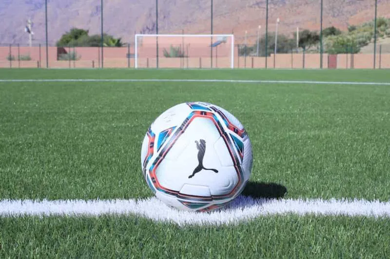 صراع القمة والإفلات من القاع يشعلان الجولة الـ12 من البطولة الوطنية “إنوي” للقسم الثاني