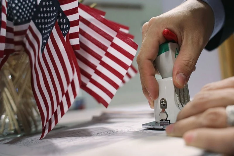 قرار واشنطن تعليق تأشيرات الهجرة يثير قلقاً واسعاً بين الحقوقيين والمختصين المغاربة