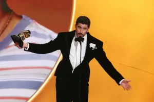 باد باني يصنع التاريخ في الغرامي بأول ألبوم إسباني يفوز بالجائزة الكبرى ويحوّل المنصة إلى منبر ضد سياسات الهجرة