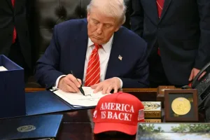 ترامب يوقّع قانون تمويل ينهي الإغلاق الحكومي بعد مواجهة سياسية حادة حول ملف الهجرة