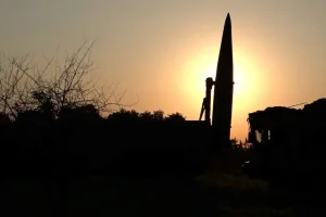 ترامب يدعو إلى معاهدة نووية “محدّثة” مع موسكو بعد سقوط «نيو ستارت» وتصاعد القلق العالمي