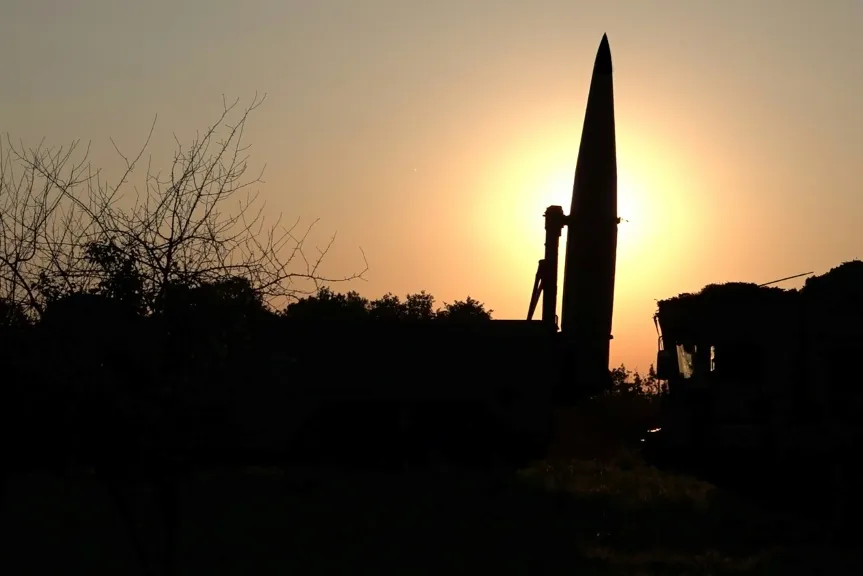 ترامب يدعو إلى معاهدة نووية “محدّثة” مع موسكو بعد سقوط «نيو ستارت» وتصاعد القلق العالمي