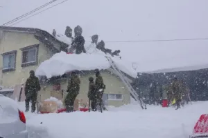 عواصف الثلوج تحصد أرواح العشرات في اليابان وتشلّ الحياة شمال البلاد