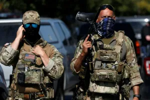 حكم قضائي يجيز لعناصر الهجرة الأميركية تغطية وجوههم في كاليفورنيا ويشعل سجالاً سياسياً