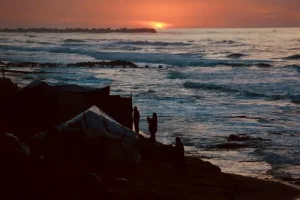 “هنا غزة”.. صوت جديد ينبعث من بين الركام ليحكي وجع القطاع وأحلامه