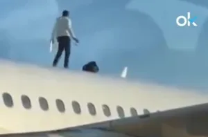 بالفيديو: مغربي يعتلي سقف طائرة ويشلّ مطار فالنسيا… ساعتان من الرعب والغضب في رحلة أمستردام