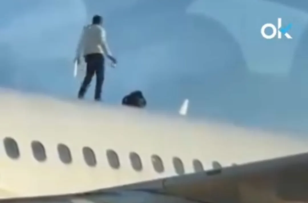 بالفيديو: مغربي يعتلي سقف طائرة ويشلّ مطار فالنسيا… ساعتان من الرعب والغضب في رحلة أمستردام