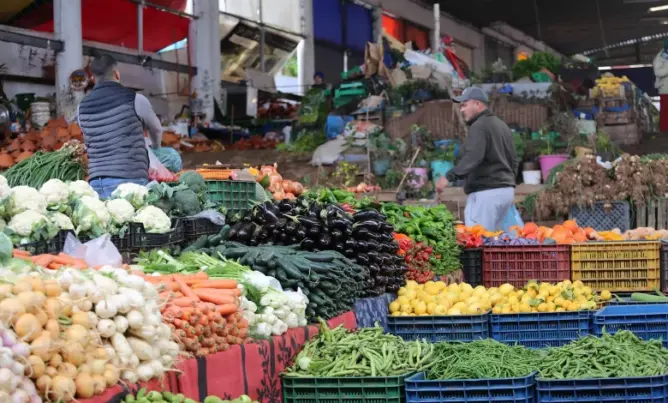 مزور يتوعد المضاربين ويؤكد وفرة التموين قبيل رمضان… والمعارضة تشدد: الأزمة في الأسعار لا في السلع