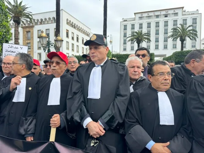 بعد وساطة أخنوش.. المحامون يعودون إلى قاعات المحاكم