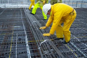 تضخم عالمي وحرب أوكرانيا يضغطان على حديد الخرسانة ويقلصان أرباح المنتجين