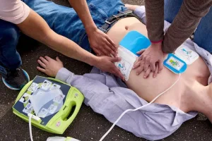 القنيطرة تعتمد أجهزة الصدمات القلبية في الفضاءات العمومية لتعزيز السلامة الصحية