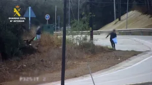 تفكيك شبكة “الفولتيّو” بمليلية: الحرس المدني يوقف سبعة متورطين في تهريب الحشيش عبر قذف الكرات فوق السياج